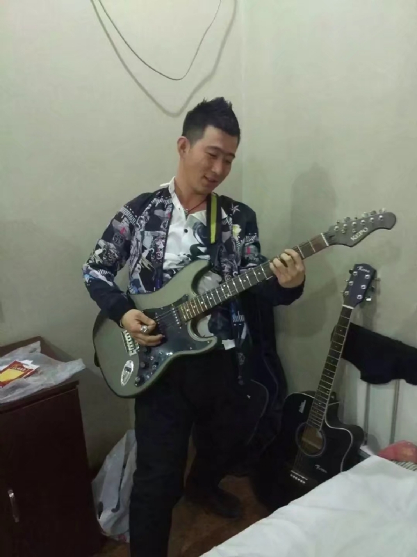 小吉他的第一张照片--常德相亲服务中心