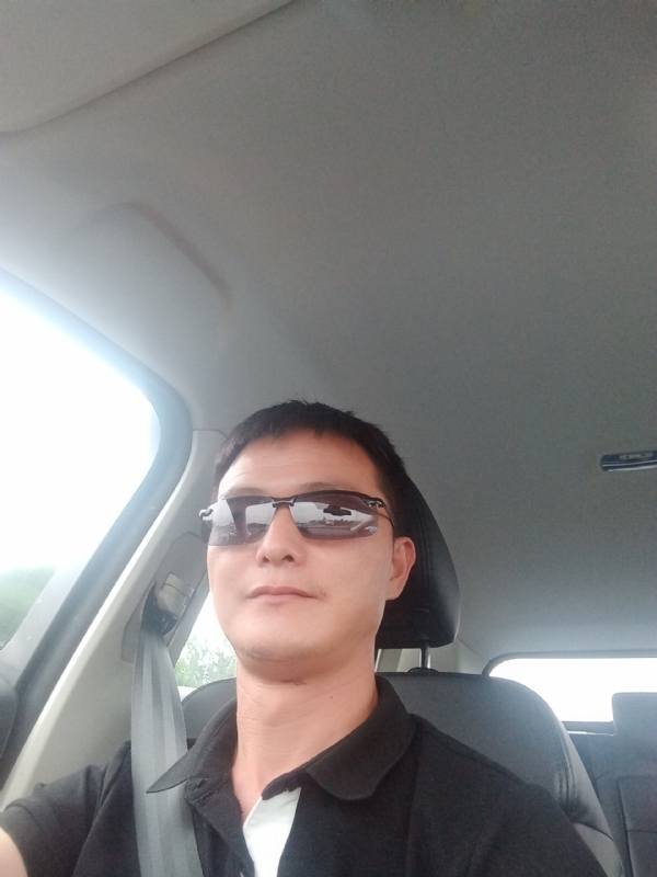 孤独的男人的第一张照片--常德相亲服务中心