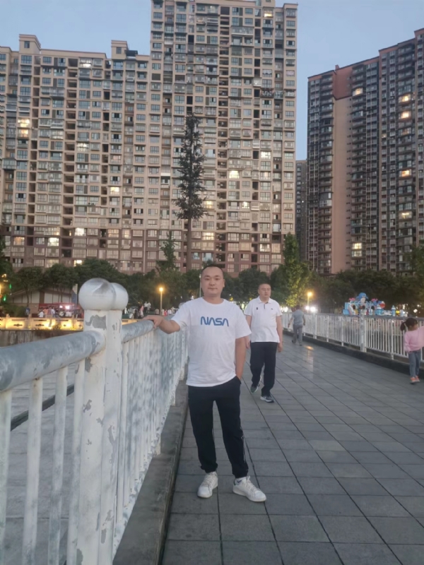 寂寞的男人的第一张照片--常德相亲服务中心