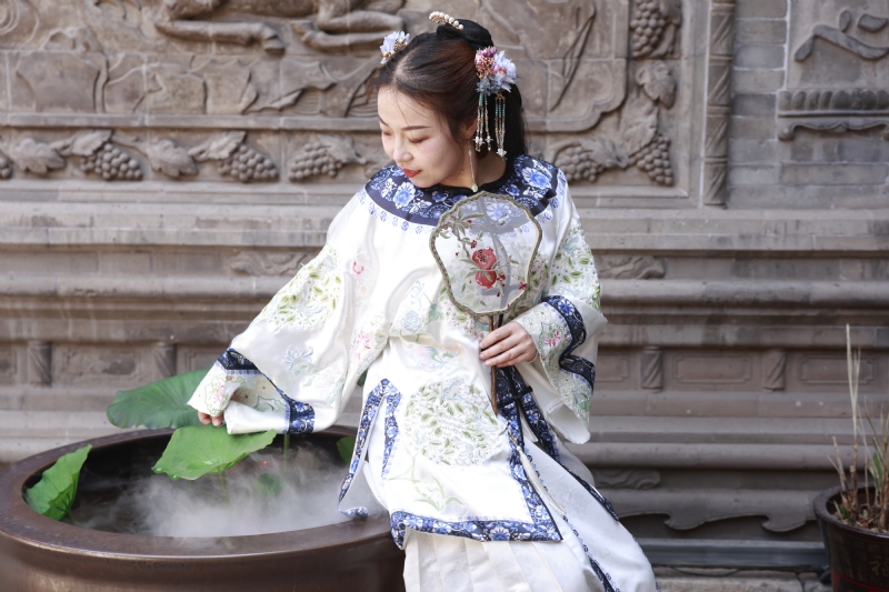 认真的雪的第一张照片--常德相亲服务中心